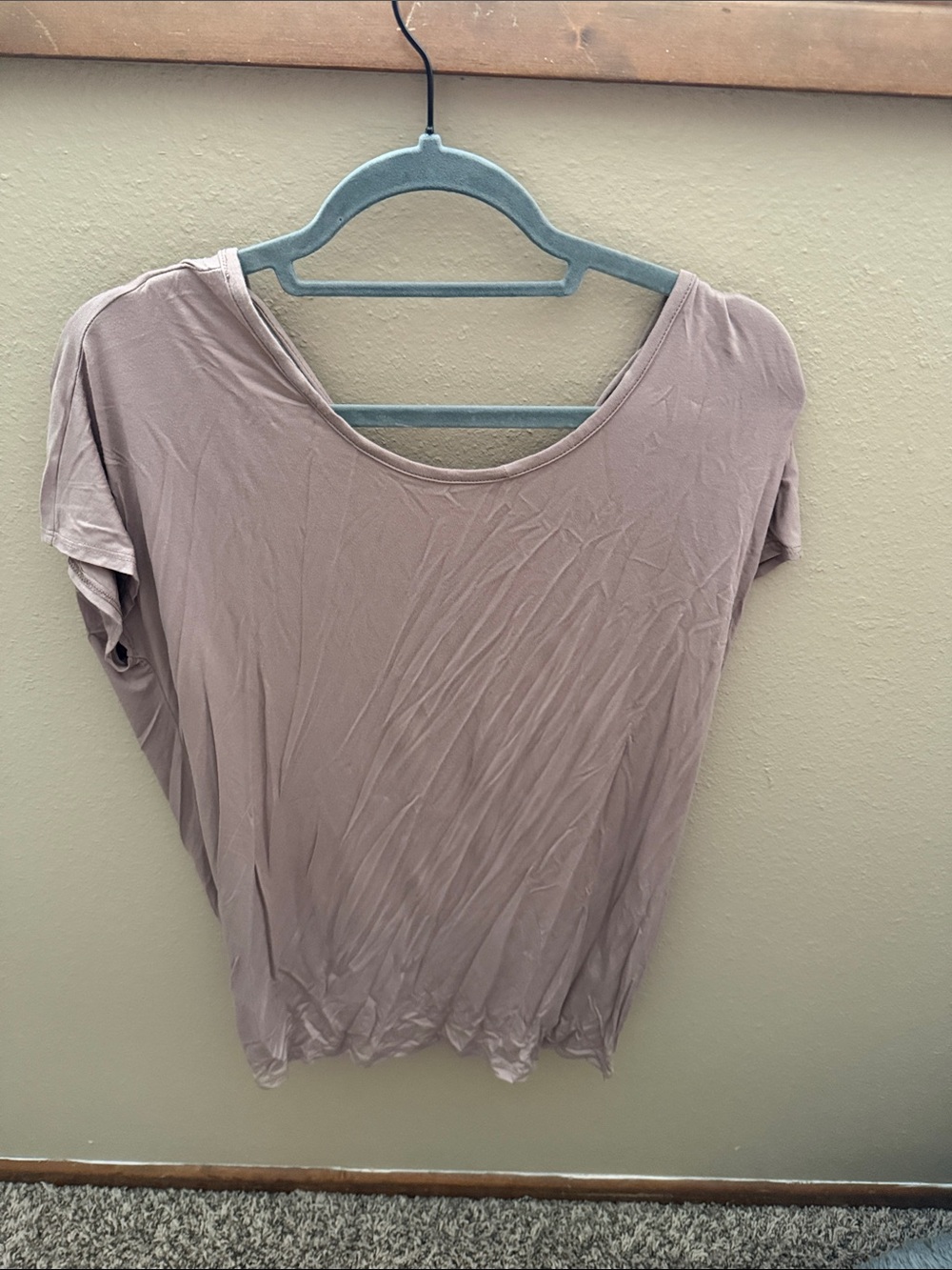 Women's Scoop Neck Short Sleeve Tee in Taupe